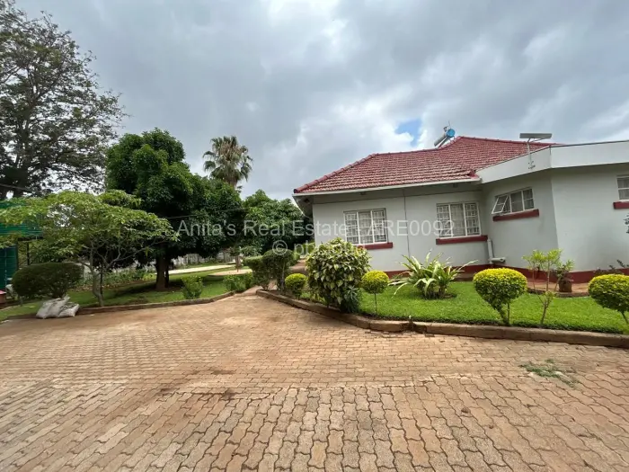 4 Bedroom House for Sale in Kumalo, Bulawayo