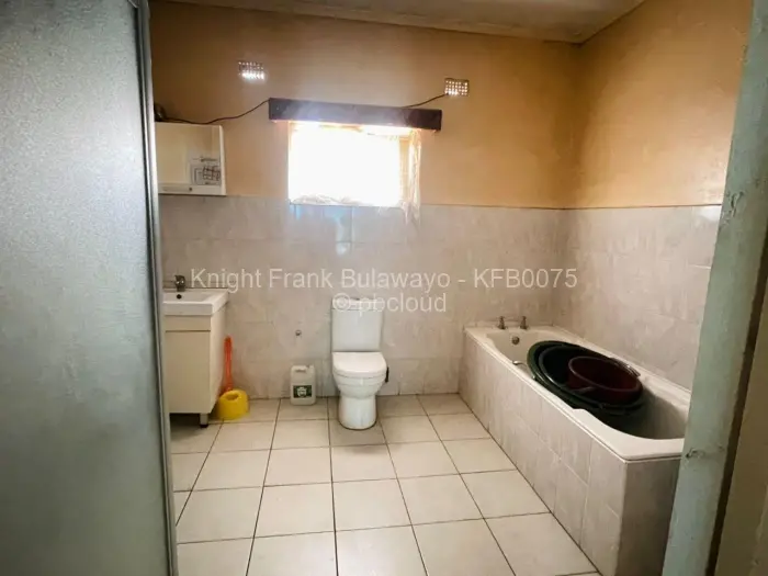 4 Bedroom House for Sale in Mahatshula, Bulawayo