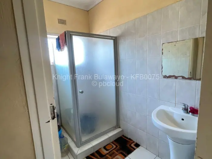 4 Bedroom House for Sale in Mahatshula, Bulawayo