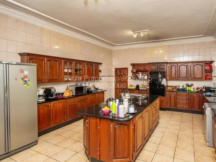 6 Bedroom House for Sale in Gunhill, Harare