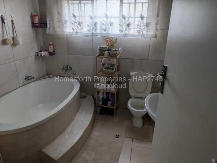 6 Bedroom House to Rent in Mandara, Harare