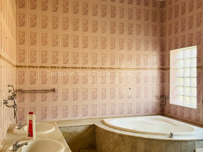 7 Bedroom House to Rent in Chisipite, Harare