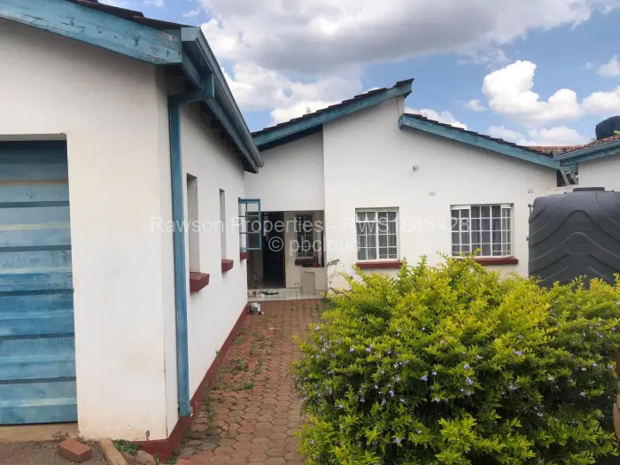 Townhouse/Cluster for Sale in Bluff Hill, Harare
