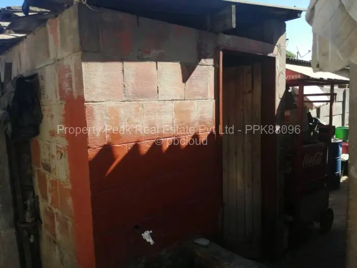 5 Bedroom House for Sale in Glen View, Harare