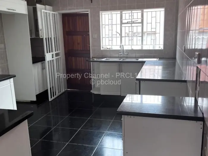 Townhouse/Cluster for Sale in Bluff Hill, Harare