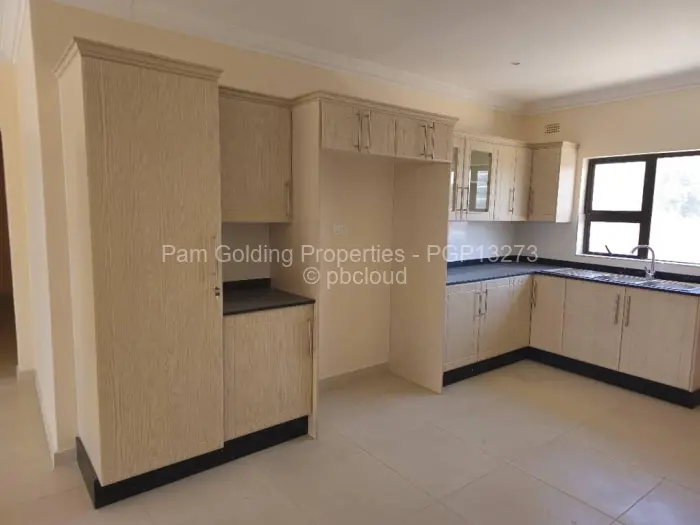Townhouse/Cluster to Rent in Manresa, Harare