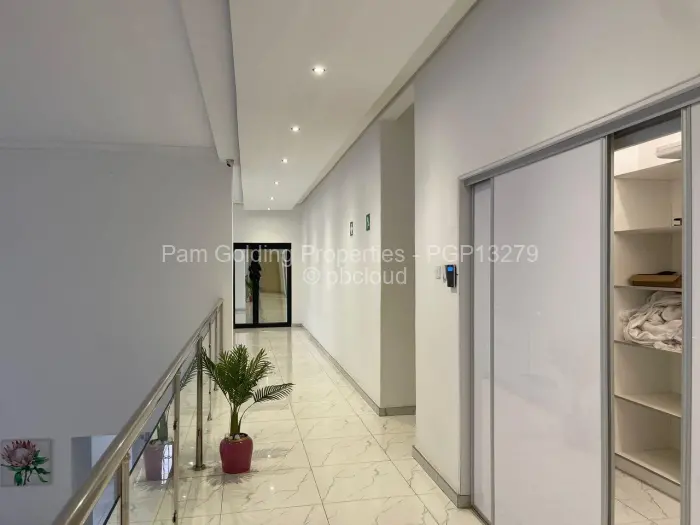 7 Bedroom House to Rent in Crowhill Views, Harare