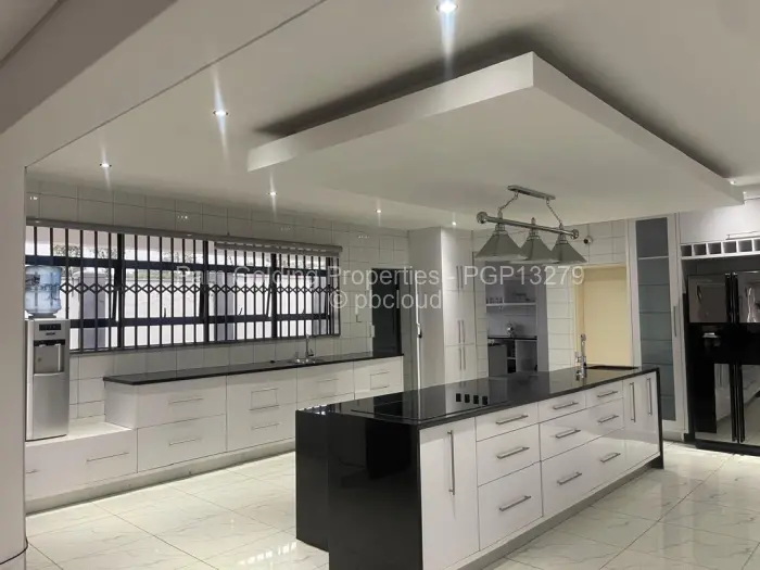 7 Bedroom House to Rent in Crowhill Views, Harare