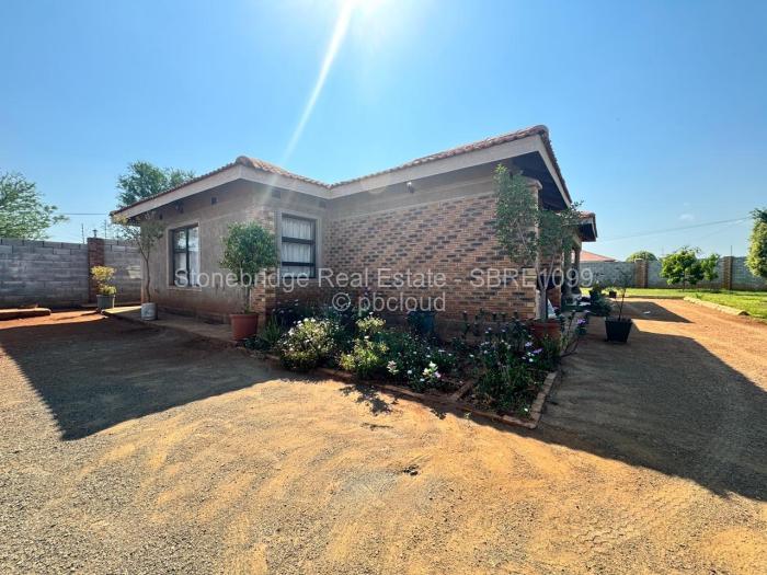 3 Bedroom House for Sale in Emhlangeni, Bulawayo