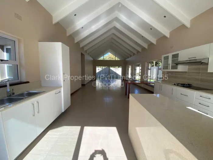 Townhouse/Cluster to Rent in Newlands, Harare