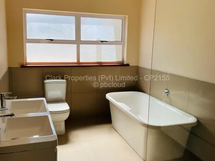 Townhouse/Cluster to Rent in Newlands, Harare