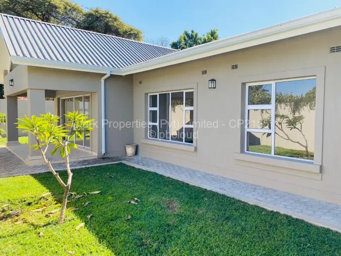 Townhouse/Cluster to Rent in Newlands, Harare