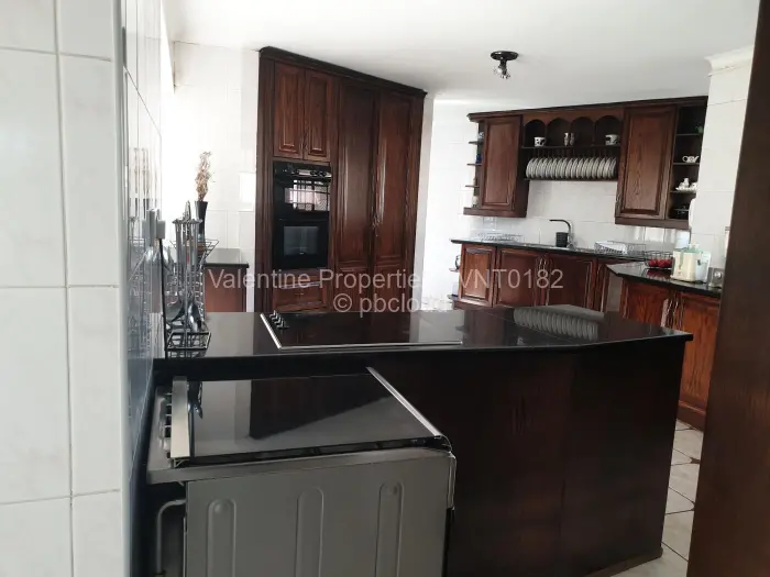 6 Bedroom House to Rent in Helensvale, Harare