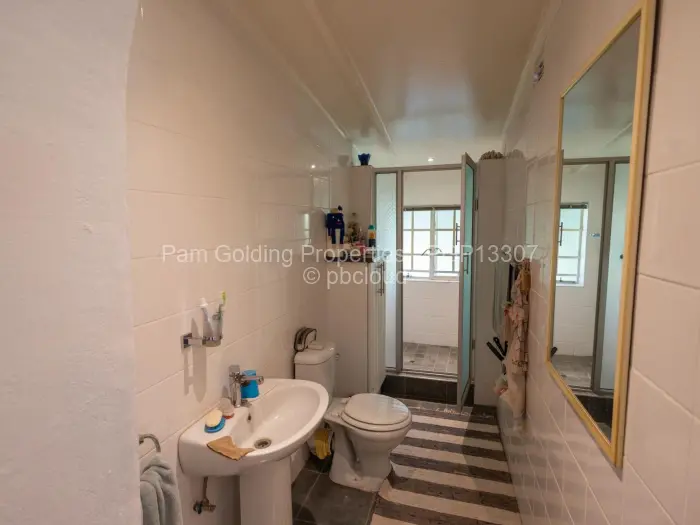 3 Bedroom House for Sale in Lake Chivero, Lake Chivero