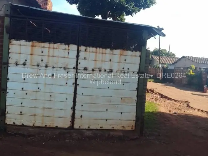 6 Bedroom House for Sale in Kuwadzana, Harare