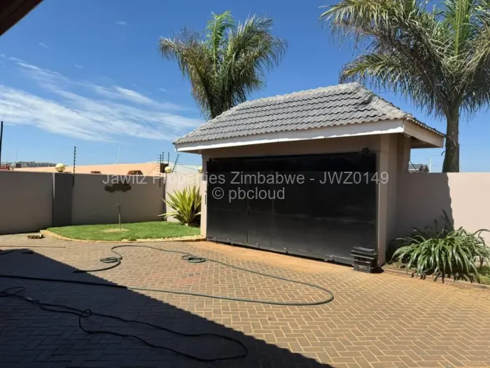 6 Bedroom House to Rent in Sandton Park, Harare