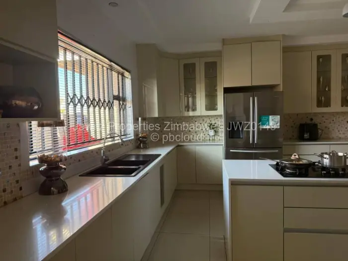 6 Bedroom House to Rent in Sandton Park, Harare