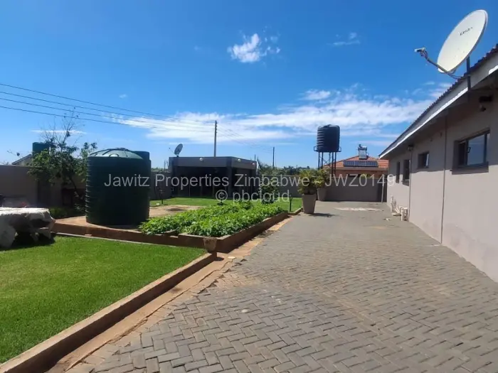 6 Bedroom House to Rent in Sandton Park, Harare