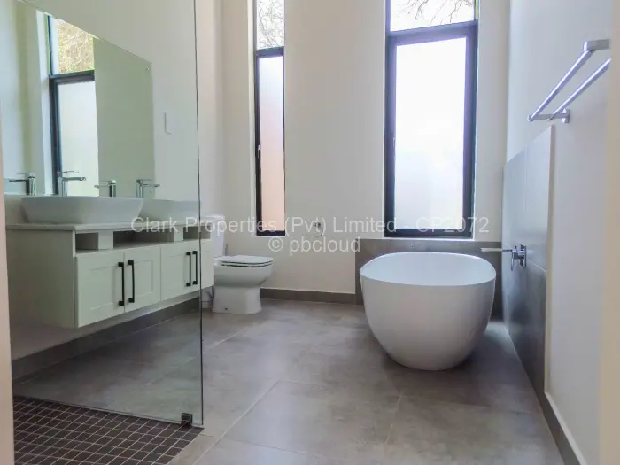 Townhouse/Cluster to Rent in Newlands, Harare