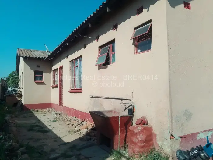 7 Bedroom House for Sale in Budiriro, Harare