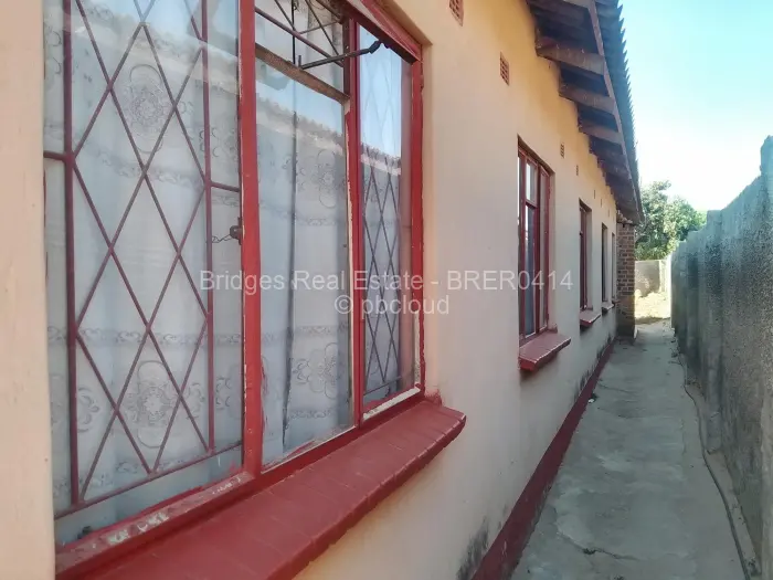 7 Bedroom House for Sale in Budiriro, Harare