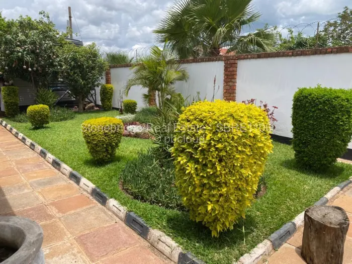 4 Bedroom House for Sale in Mahatshula, Bulawayo