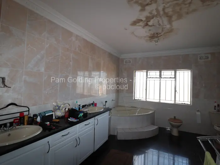 6 Bedroom House for Sale in Gunhill, Harare