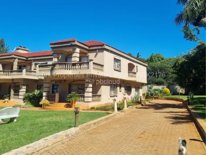 7 Bedroom House to Rent in Borrowdale, Harare