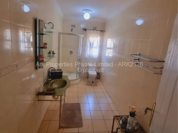 7 Bedroom House to Rent in Borrowdale, Harare