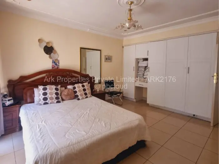 7 Bedroom House to Rent in Borrowdale, Harare