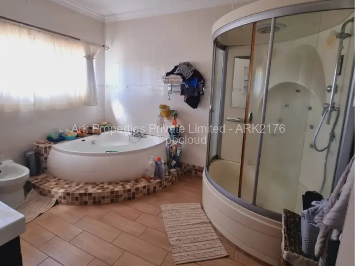 7 Bedroom House to Rent in Borrowdale, Harare