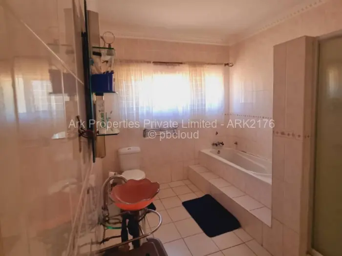 7 Bedroom House to Rent in Borrowdale, Harare