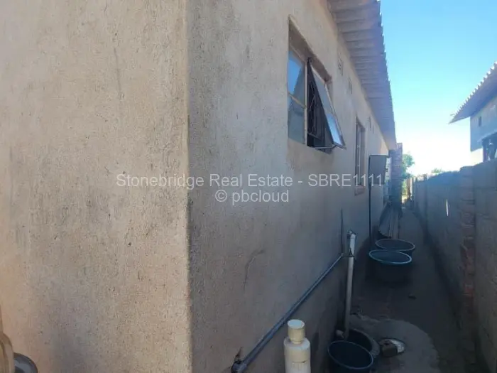 4 Bedroom House for Sale in Cowdray Park, Bulawayo