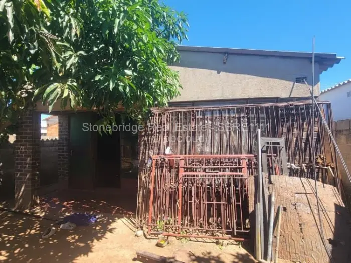 4 Bedroom House for Sale in Cowdray Park, Bulawayo
