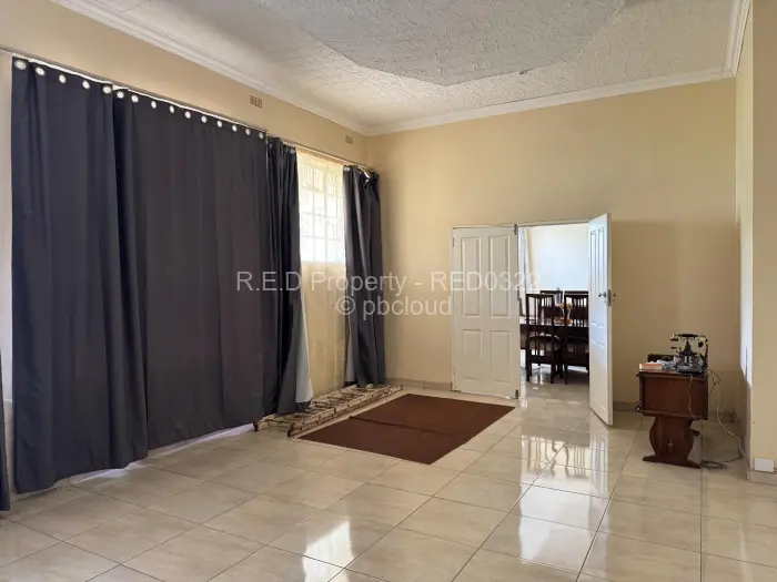 5 Bedroom House for Sale in Lochview, Bulawayo