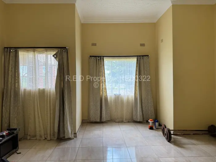 5 Bedroom House for Sale in Lochview, Bulawayo