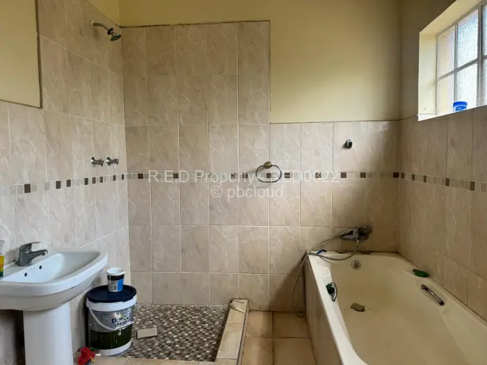 5 Bedroom House for Sale in Lochview, Bulawayo