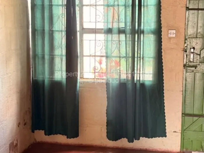 1 Bedroom House for Sale in Zengeza, Chitungwiza