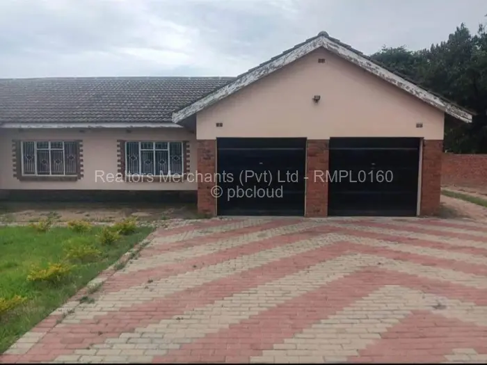 5 Bedroom House to Rent in Waterfalls, Harare