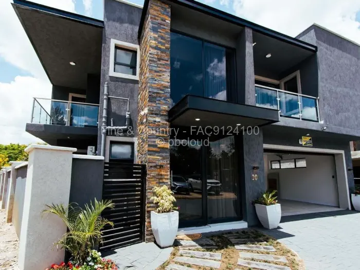 Townhouse/Cluster to Rent in Newlands, Harare