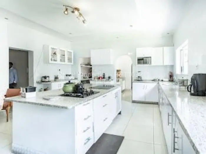 7 Bedroom House to Rent in Chisipite, Harare