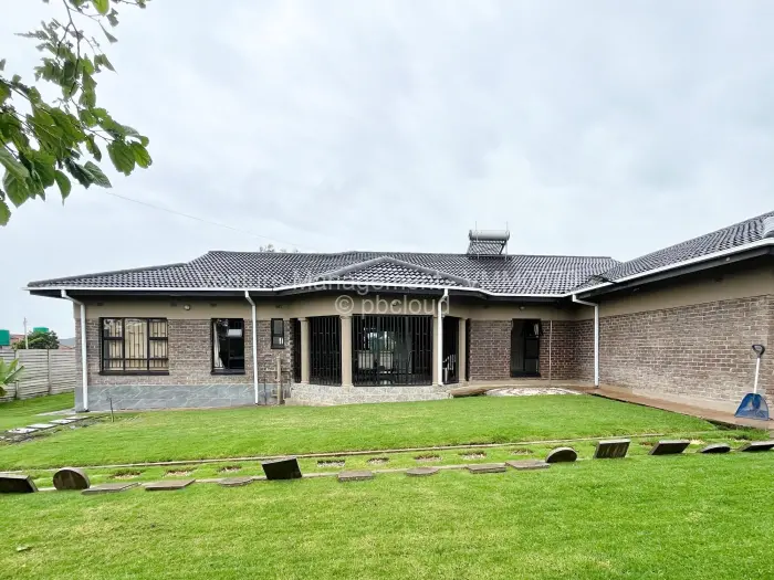 4 Bedroom House to Rent in Manresa