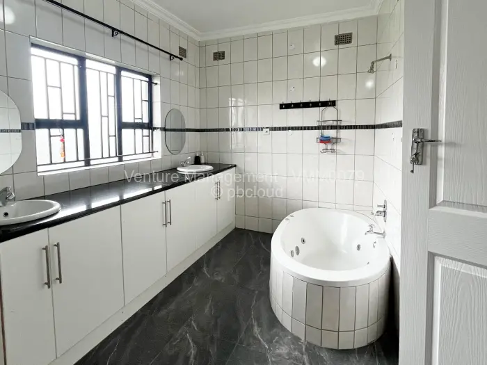 4 Bedroom House to Rent in Manresa