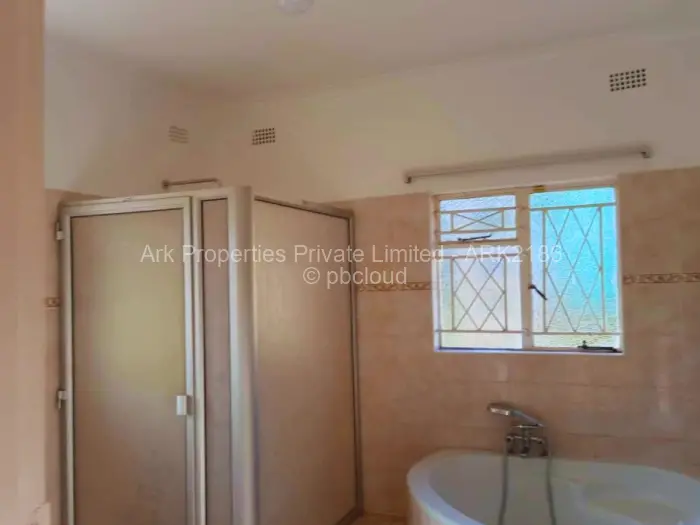 5 Bedroom House to Rent in Borrowdale, Harare