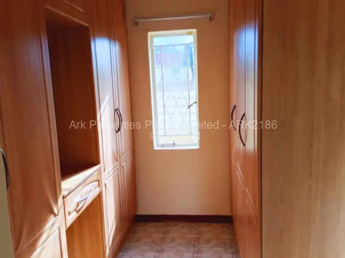 5 Bedroom House to Rent in Borrowdale, Harare