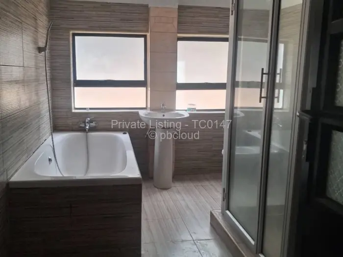 7 Bedroom House to Rent in Borrowdale, Harare