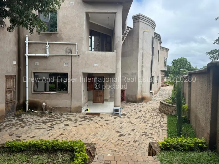 6 Bedroom House to Rent in Hogerty Hill, Harare