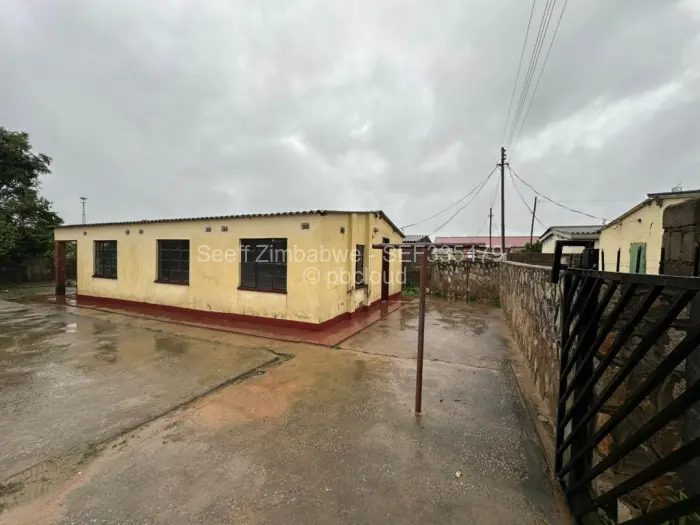 4 Bedroom House to Rent in Cowdray Park, Bulawayo