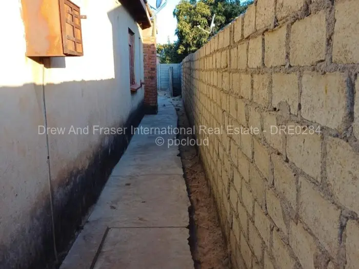 5 Bedroom House for Sale in Zengeza, Chitungwiza