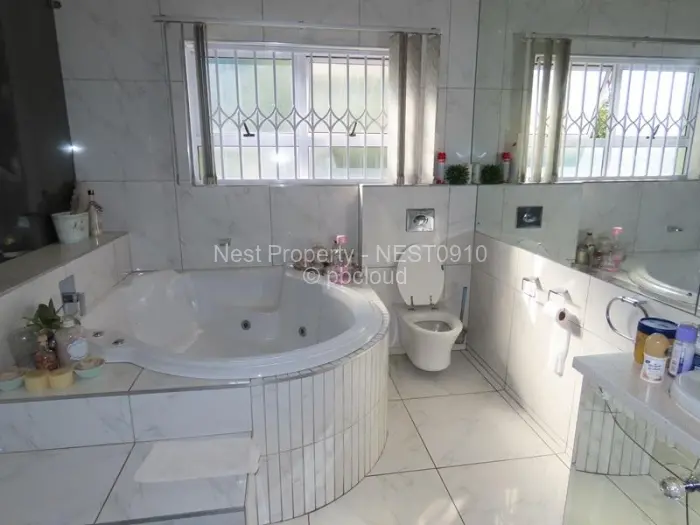 6 Bedroom House for Sale in Alexandra Park, Harare